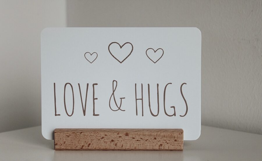 "Love & Hugs" Postkarte